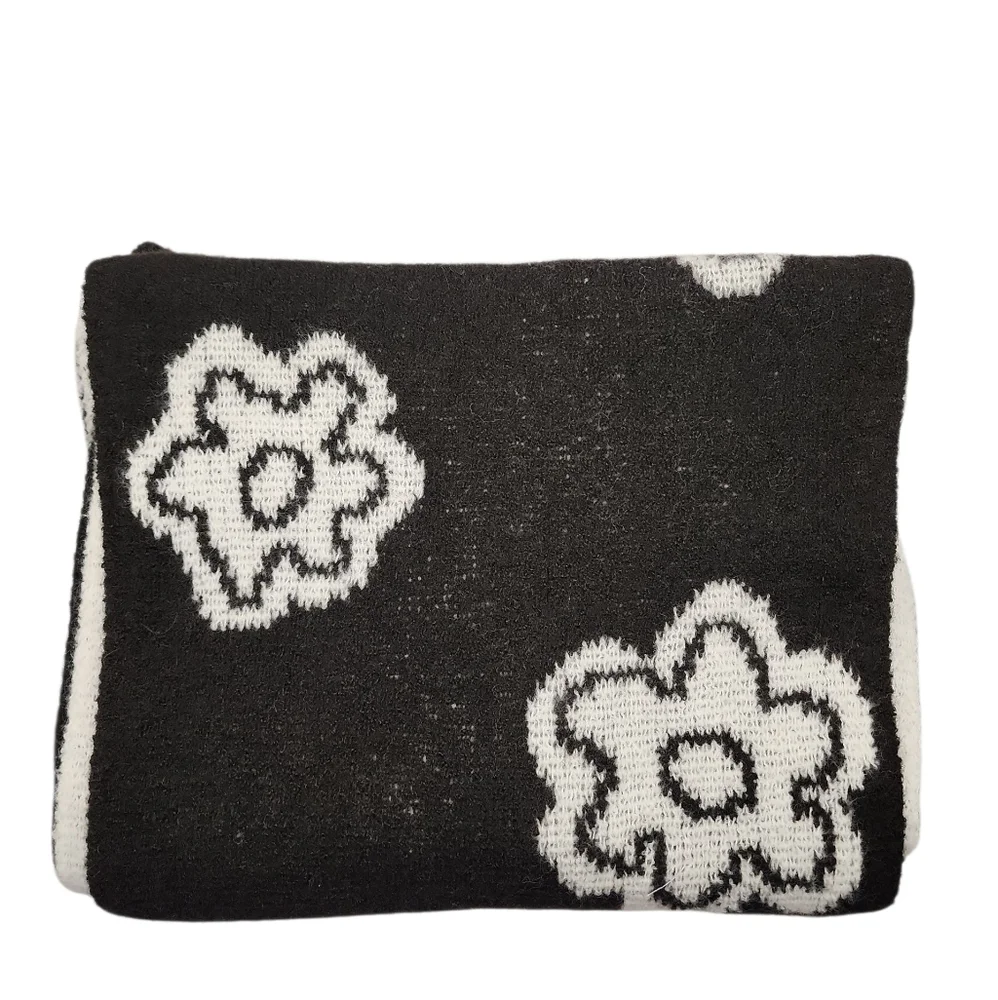 American Eagle Oversized Black And White‎ Flower Scarf Nwt